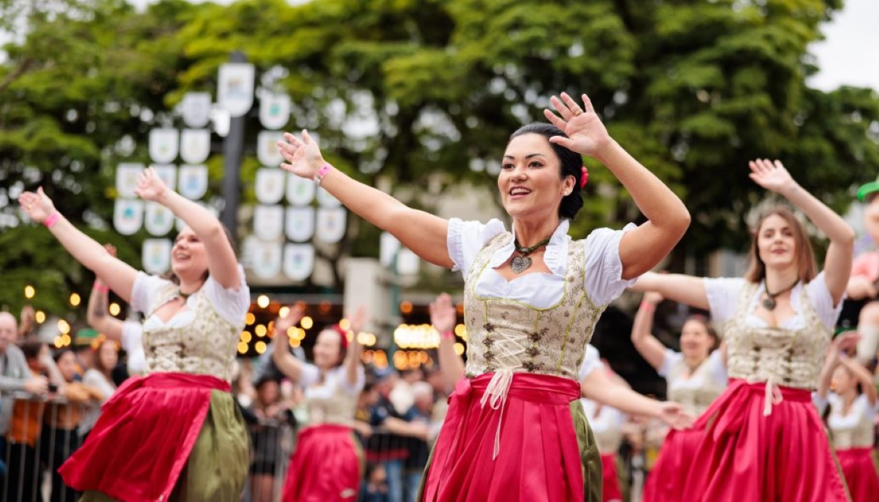 Carro da bolacha promete inovar desfiles da Oktoberfest Blumenau com