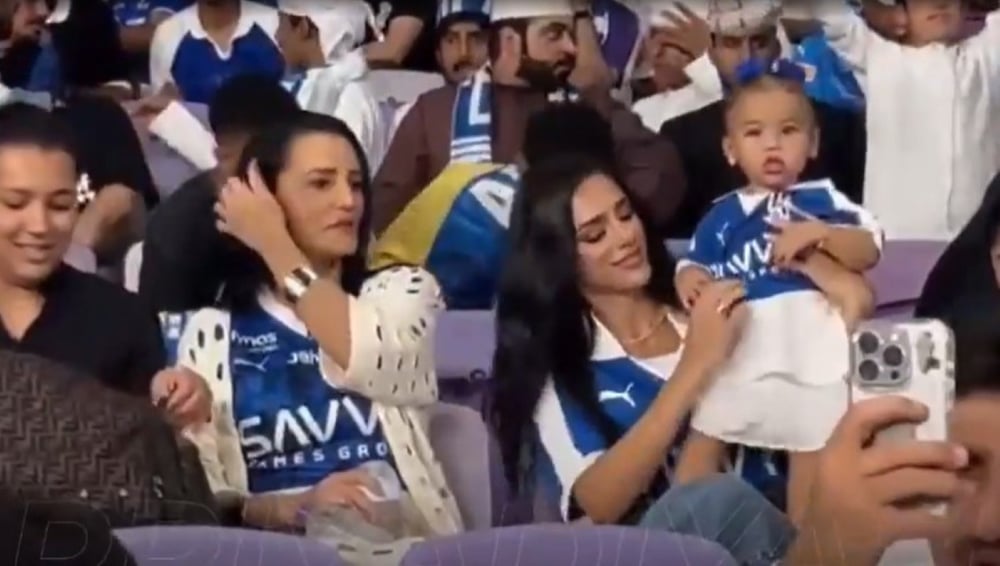 Neymar leva Bruna Biancardi e Mavie ao estádio