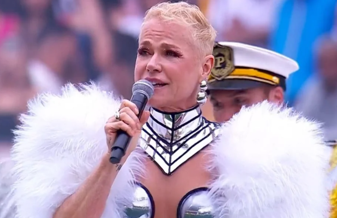 Xuxa emociona fãs com show no intervalo do Futebol da Esperança